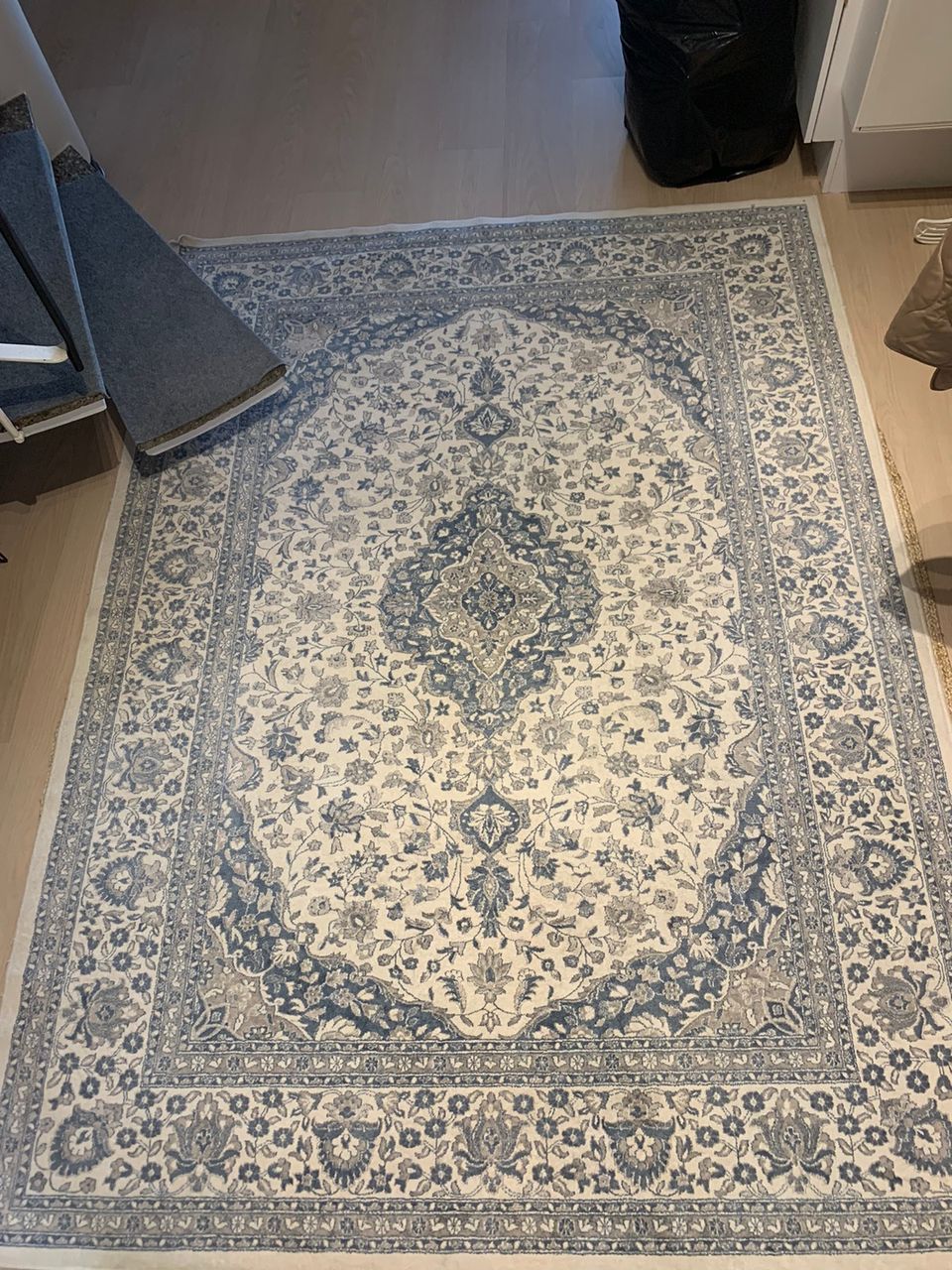 Sinikuvioinen matto