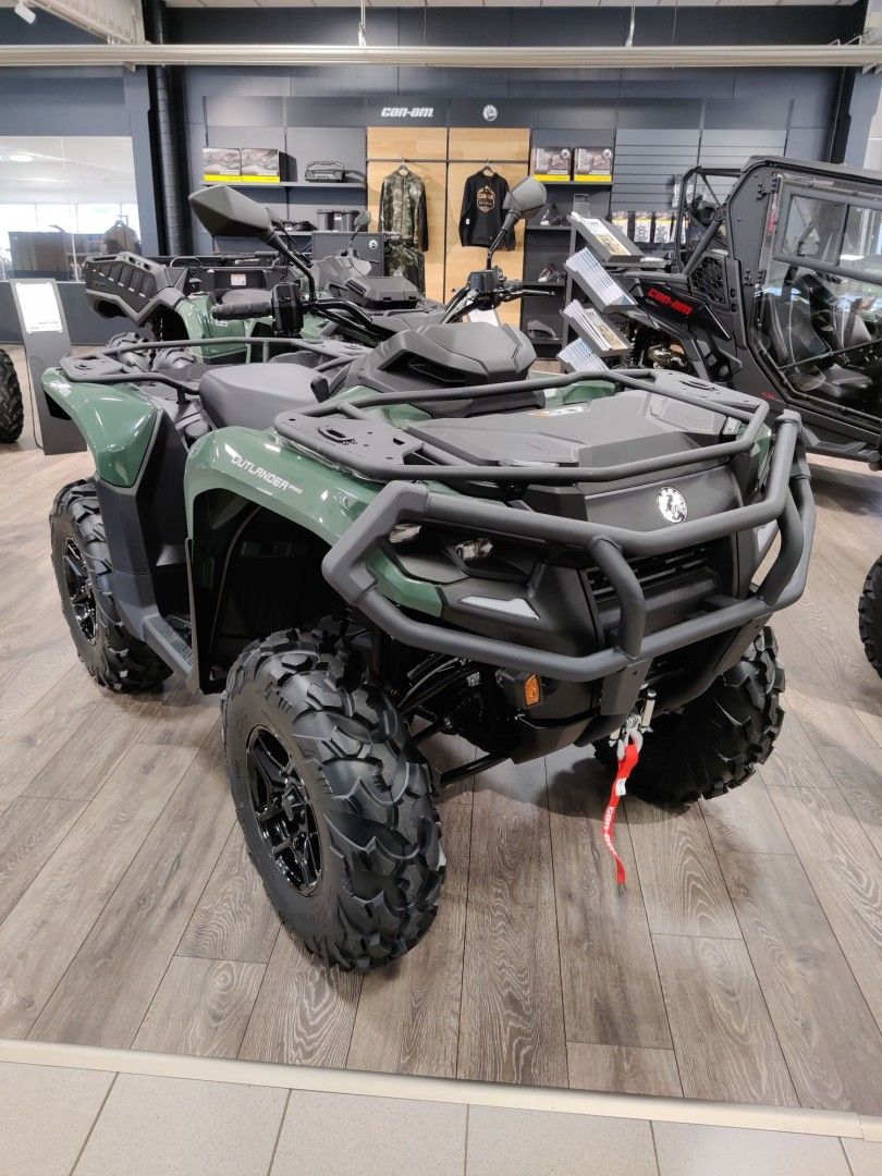 Can-Am Outlander PRO XU HD7 T traktorimönkijä