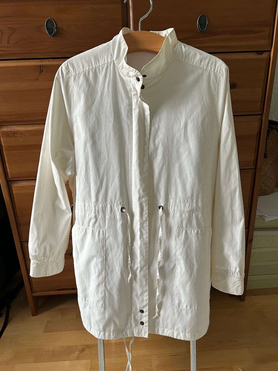 Valkoinen kotimainen  takki ( koko 38C )