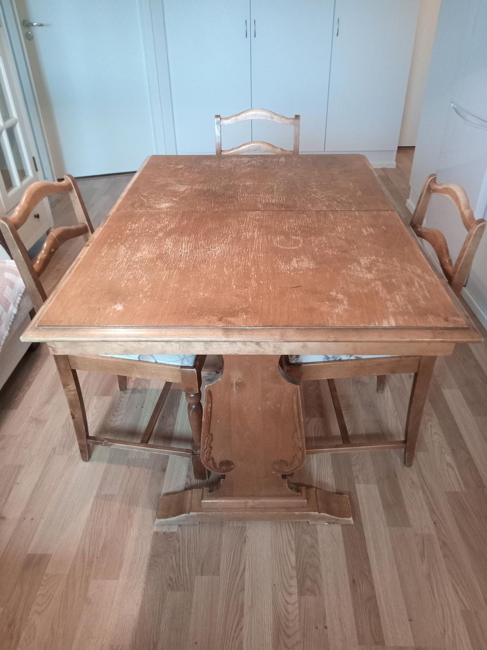 Jatkettava antiikkipöytä + 6 tuolia