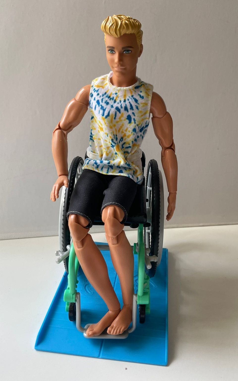 Barbie Ken pyörätuolissa