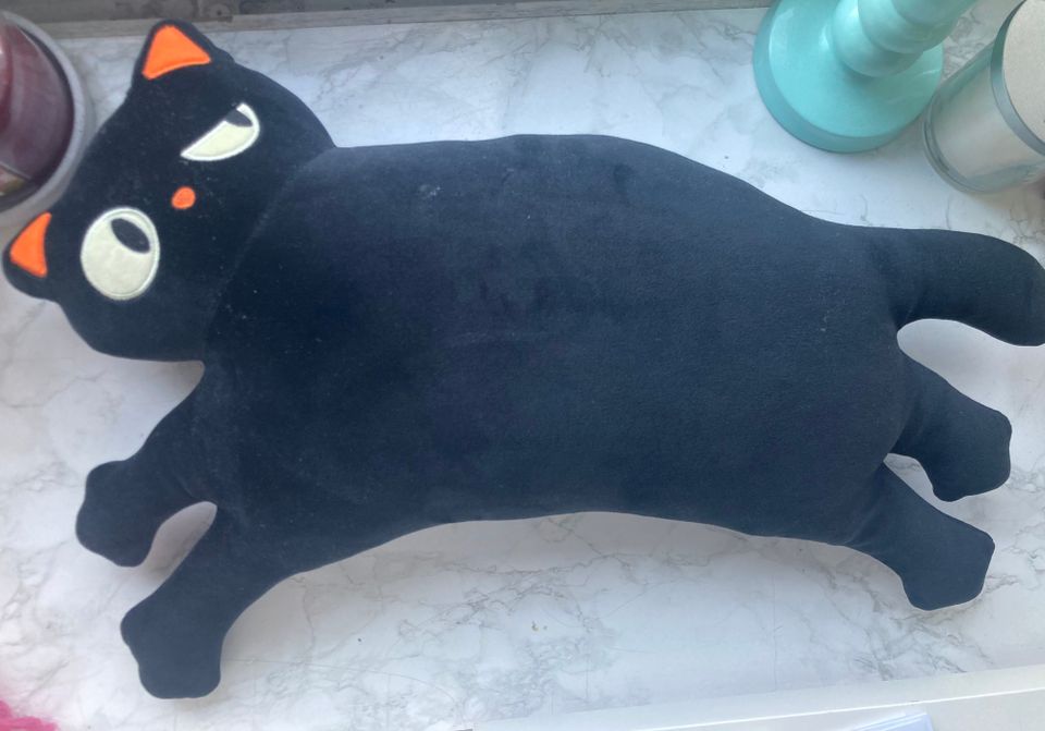 Musta kissa pehmolelu tyyny
