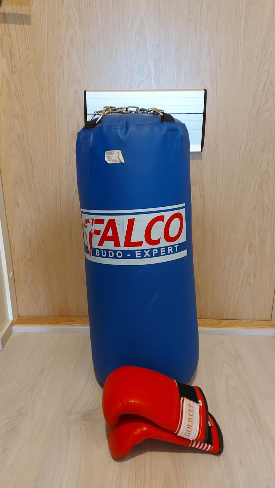 Nyrkkeilysäkki Falco 14kg ja hanskat
