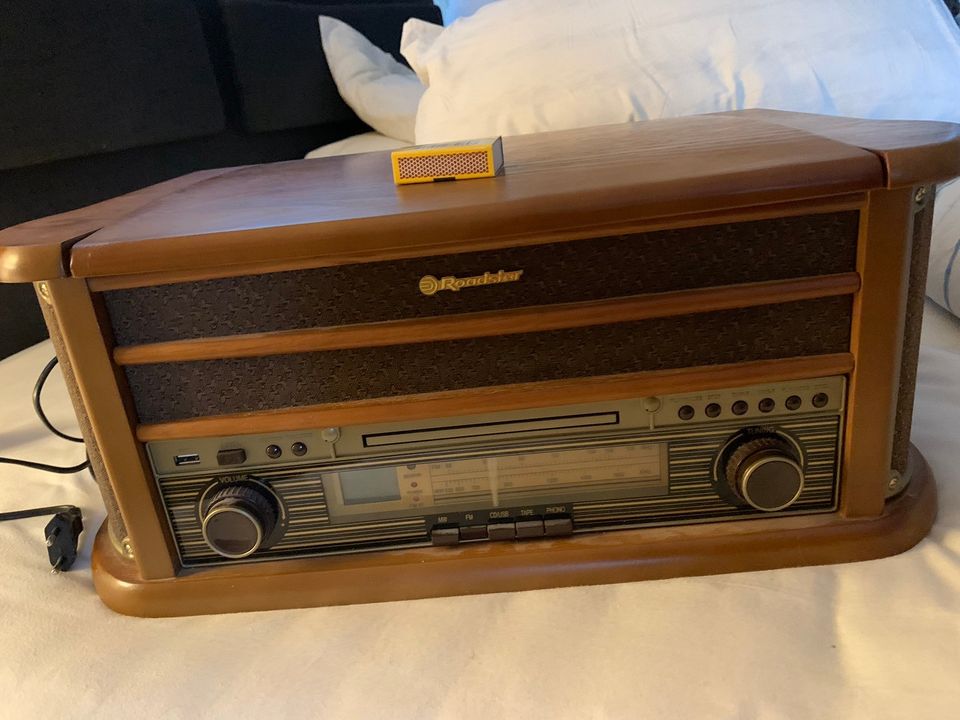 Isohko vintagetyyppinen radio, cd-soitin, usb.