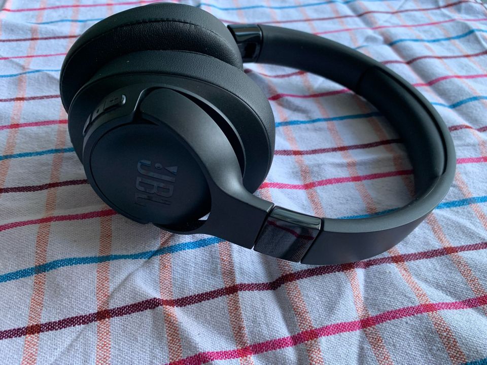 JBL Tune 760NC langattomat around-ear kuulokkeet (musta) + kotelo