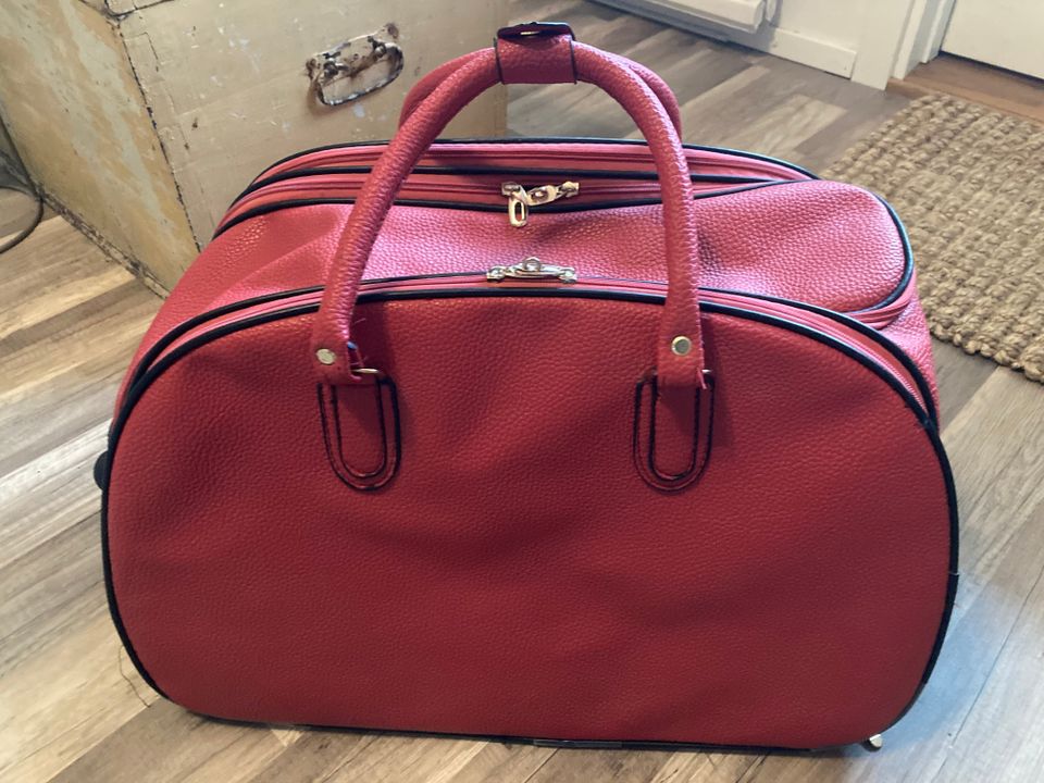 Punainen laukku / vetolaukku