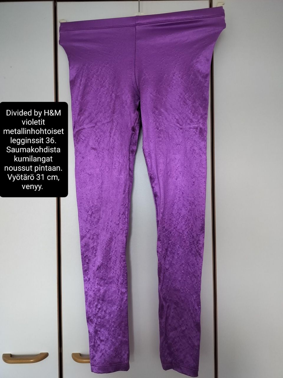 Violetit metallinhohtoiset legginssit S