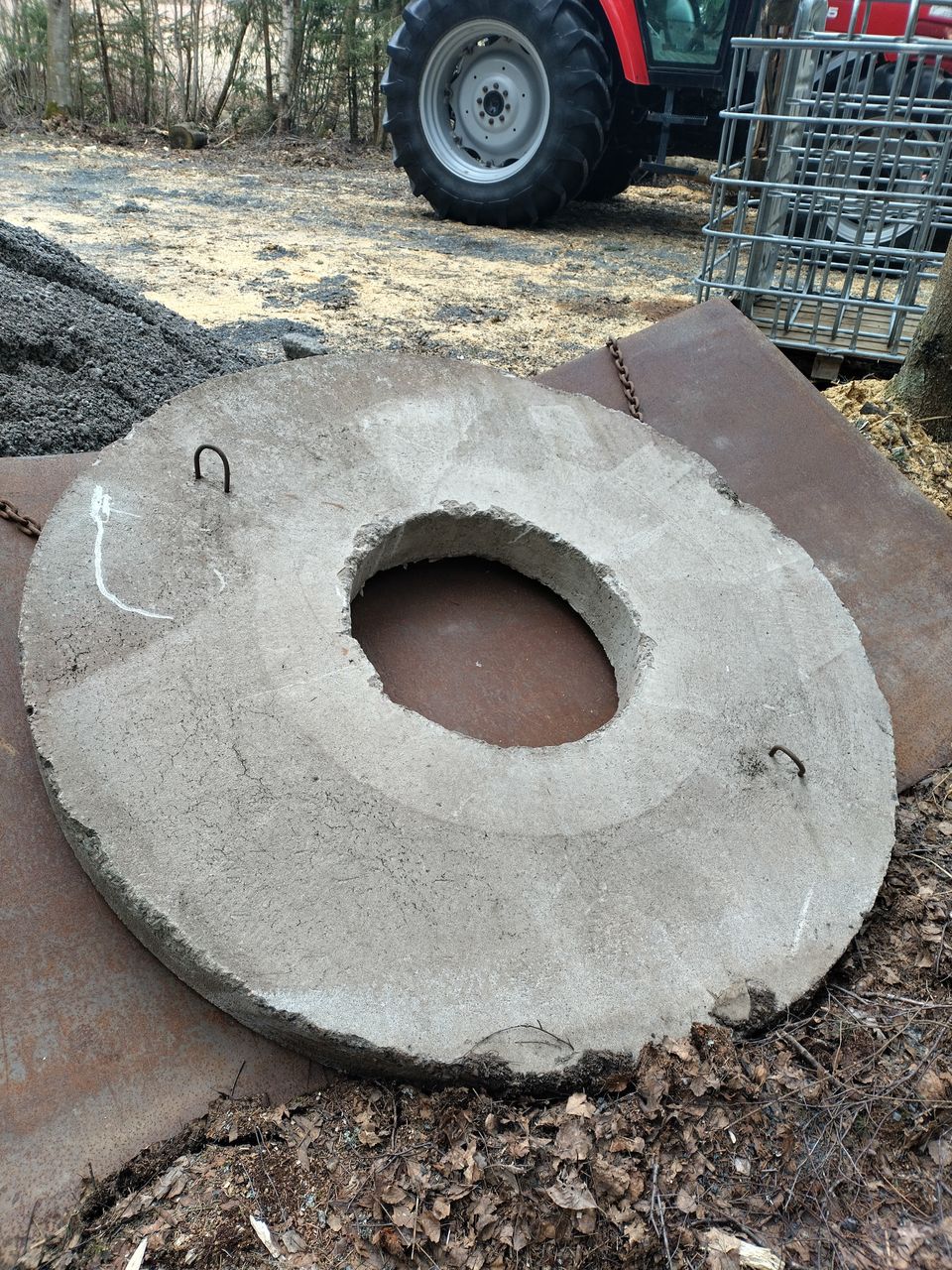 Pumppaamon/Umpisäiliön betonijalusta kiinnityskoukuilla