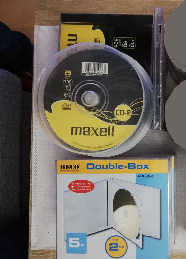 Maxell 8 cm DVD-RW-levytyhjä, CD-R-levyjä ja tyhjiä koteloita CD-levyille