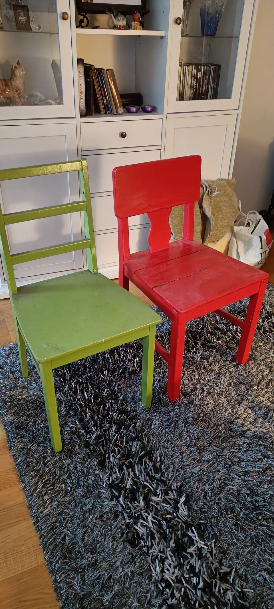 Kaksi vanhaa tuolia