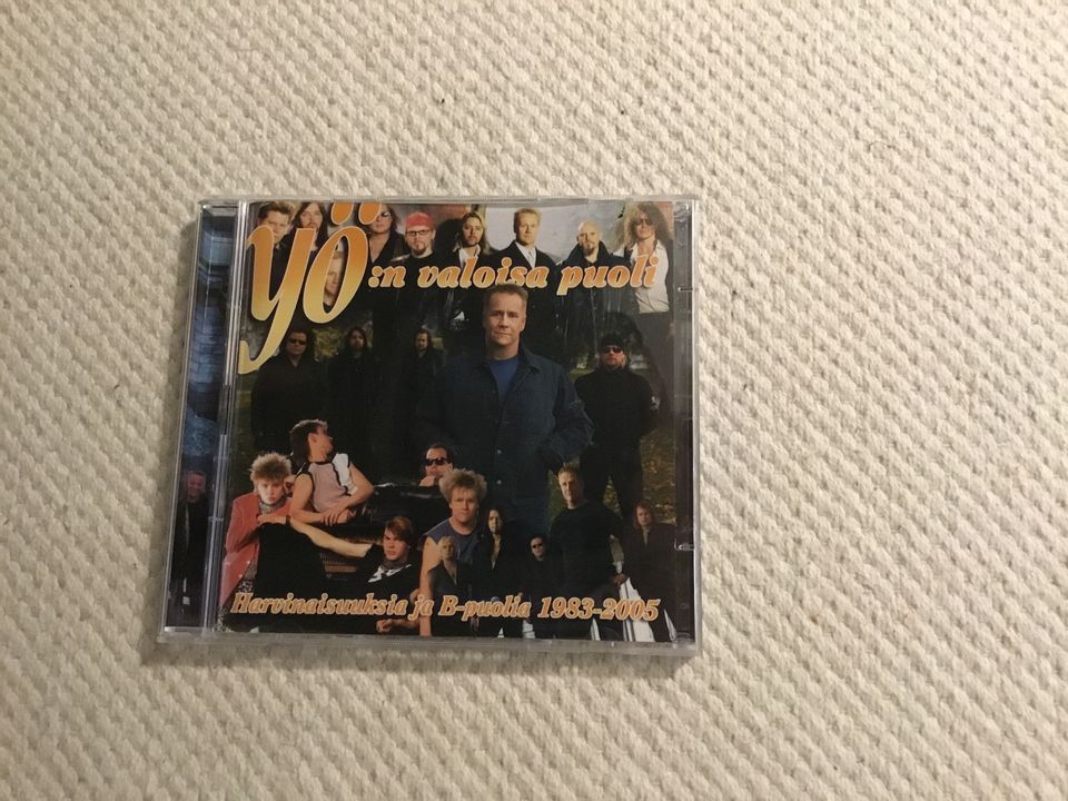 Yö- yhtyeen CD ja postikortti