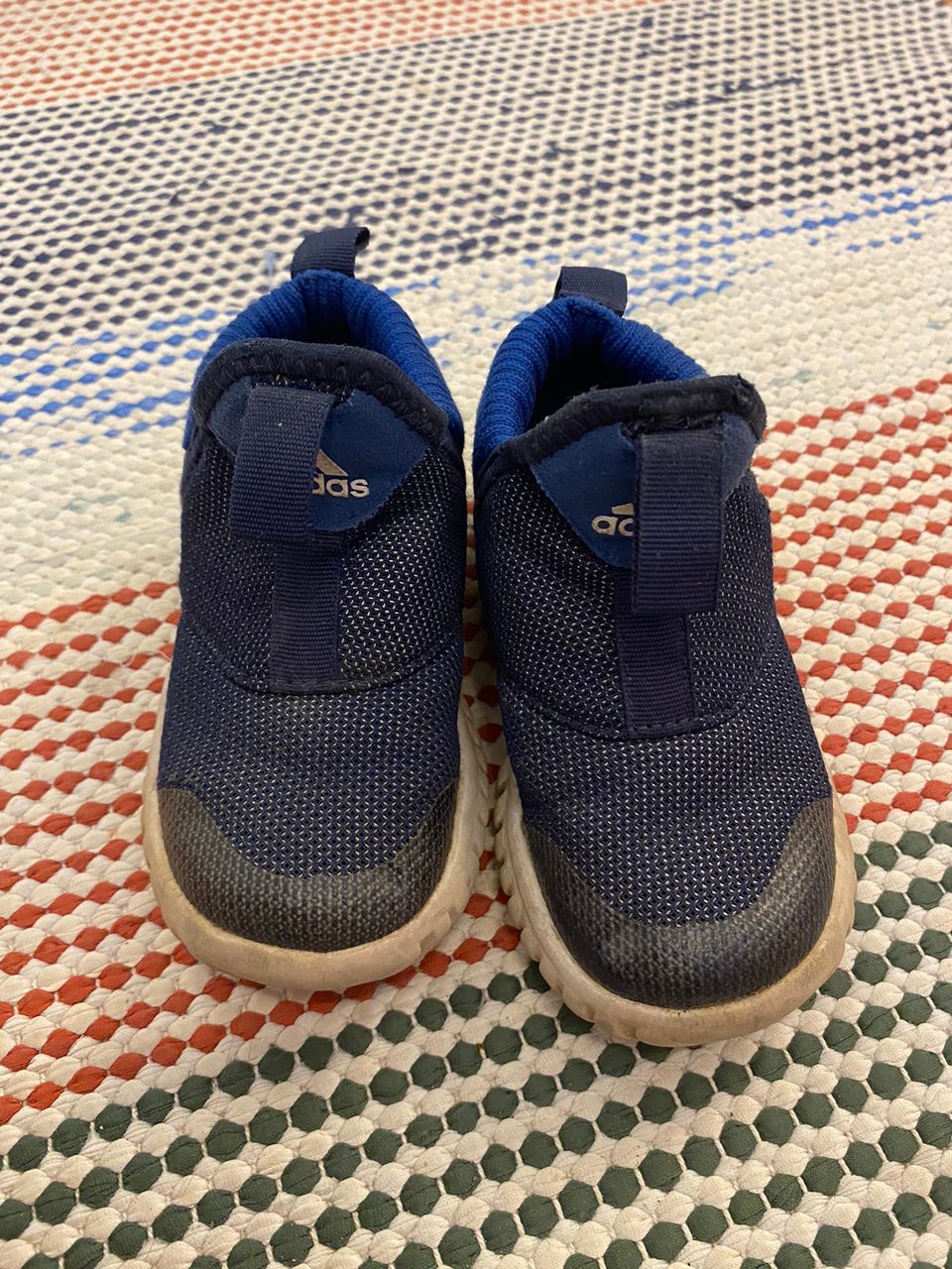 Adidas kengät 23