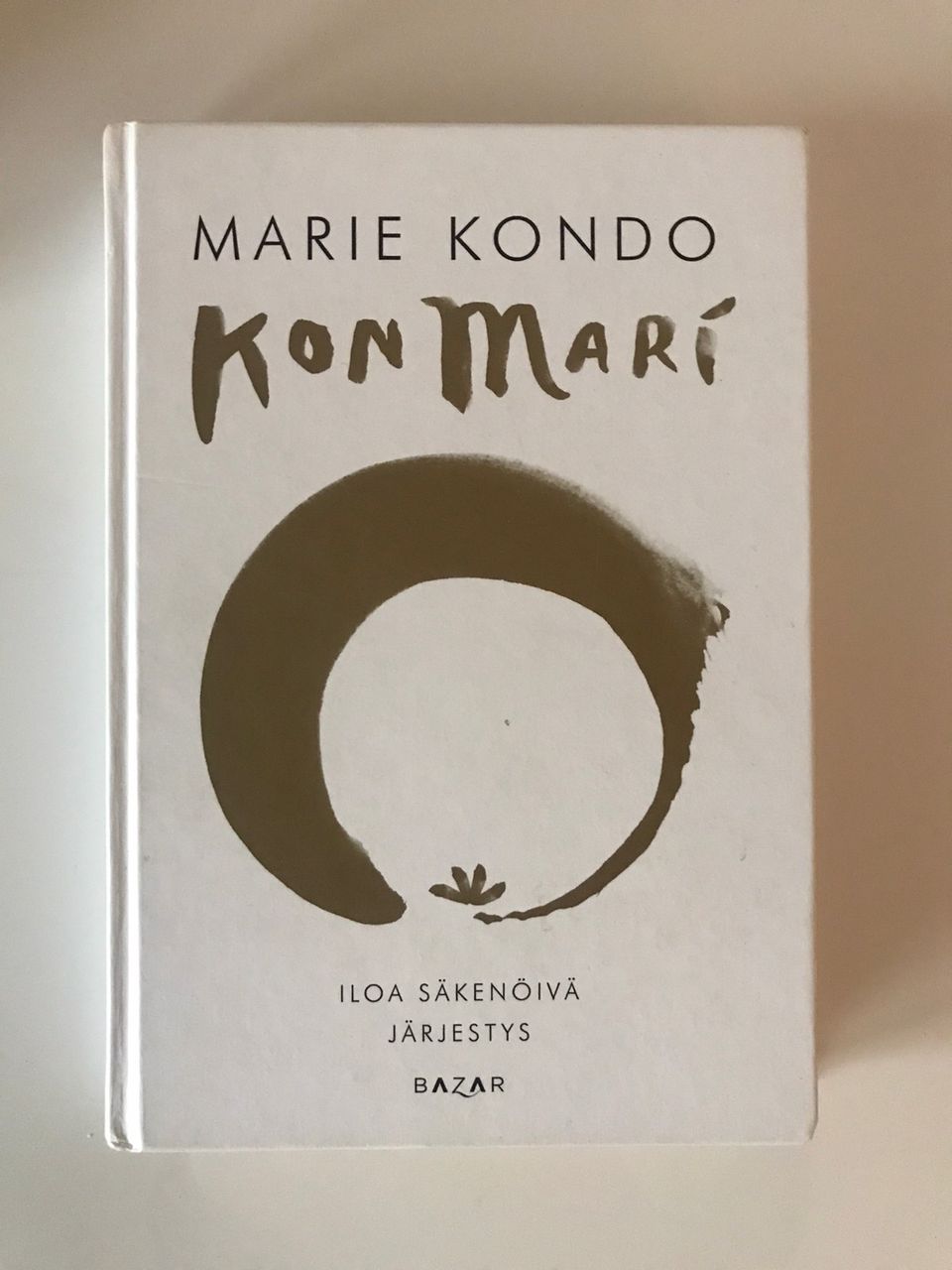 Marie Kondo/ Iloa säkenöivä järjestys