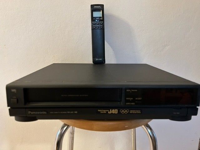 Panasonic J40 VHS-nauhuri kaukosäätimellä