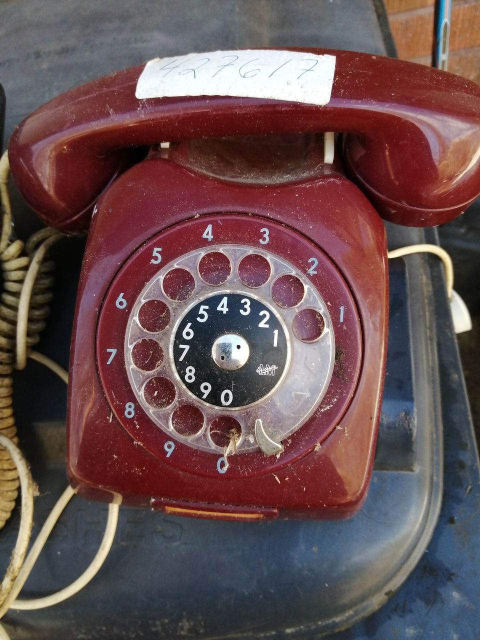 Vanhoja puhelimia.