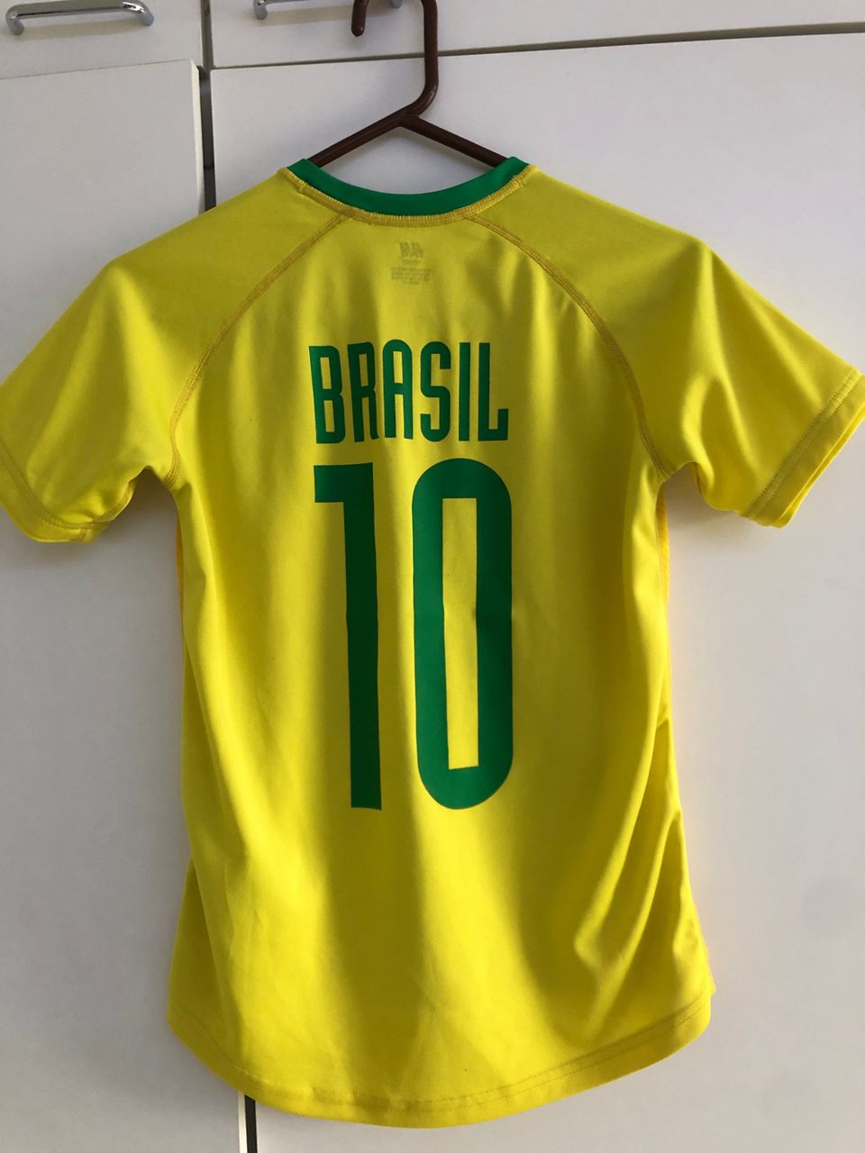H&M Brasilian jalkapallopaita