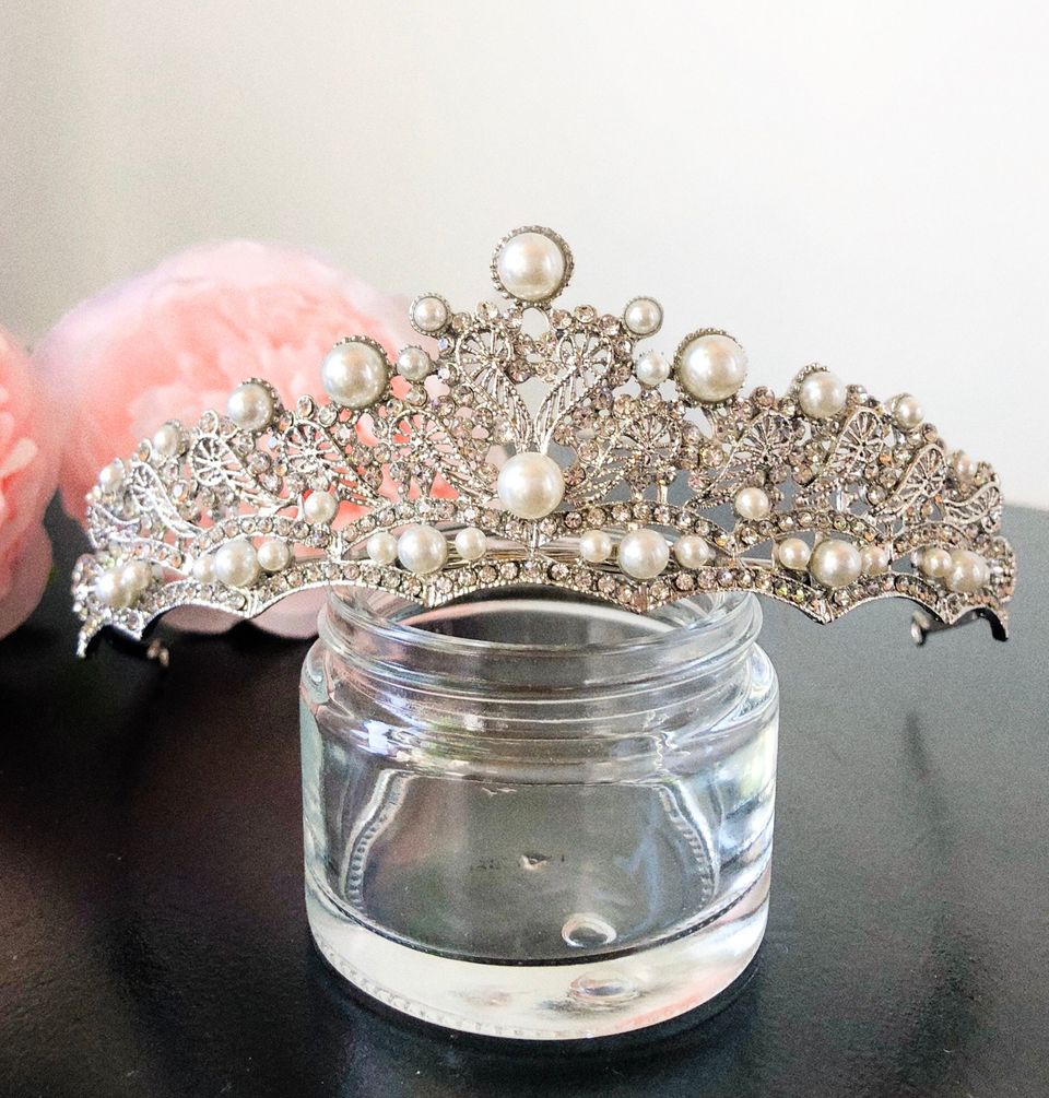 Helmikirjailtu hopean värinen tiara hiuskoru