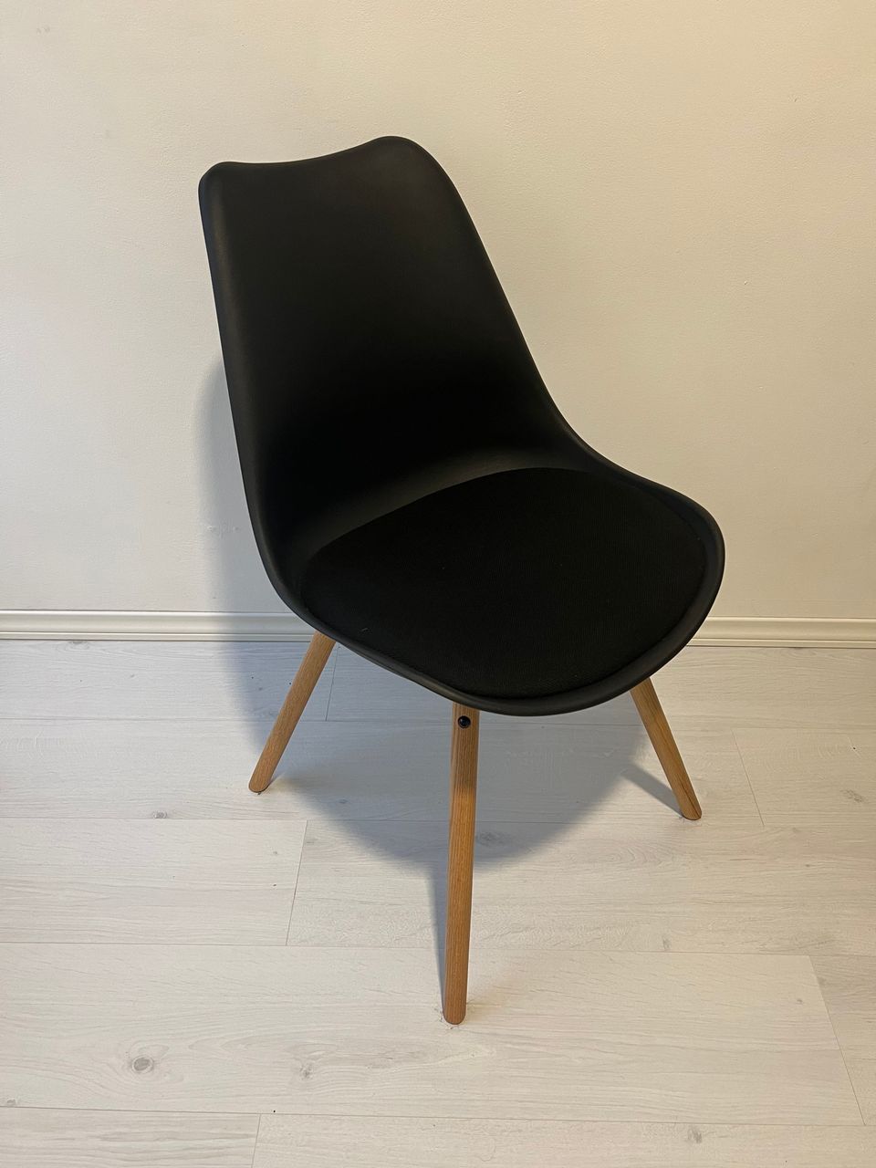 Kastrup-tuoli musta