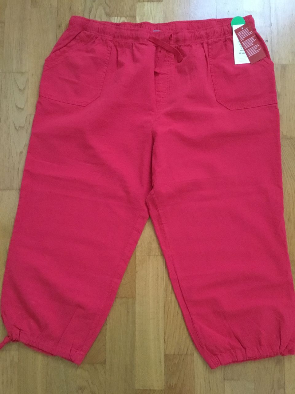 Punaiset capri-housut