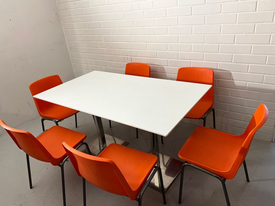 Oranssit vintage tuolit + tukeva pöytä