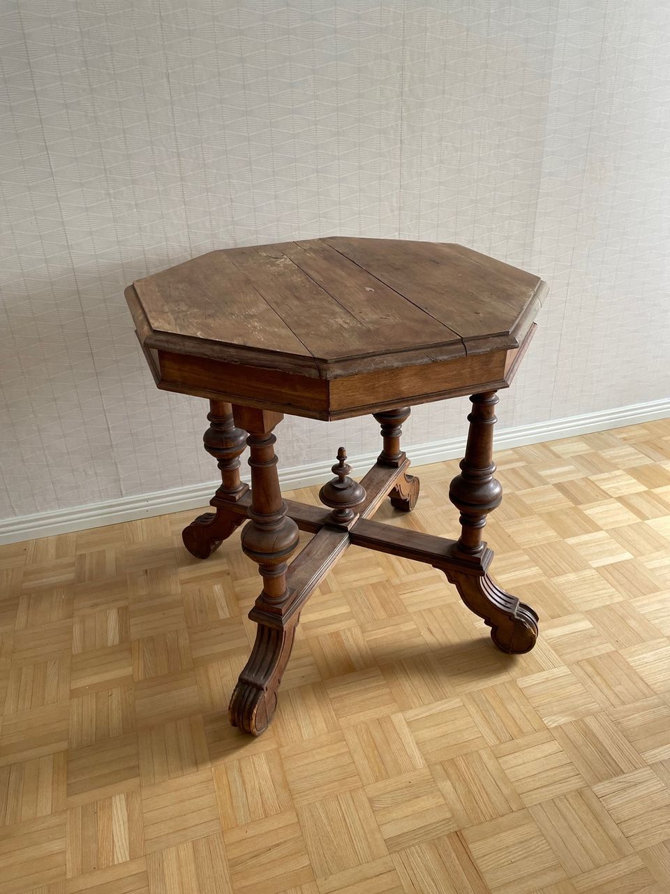 Antiikkinen pöytä korkeus 75cm halkaisija 80cm