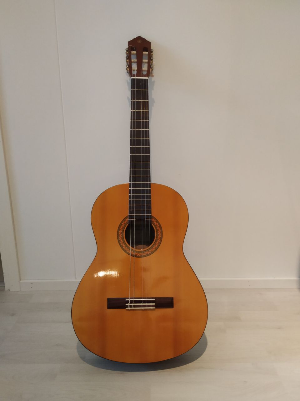 Myydään akustinen kitara (Yamaha C40)
