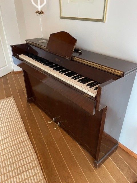 Pieni kaunis Mignon piano  - ei mahdu meidän uuteen asuntoon!!