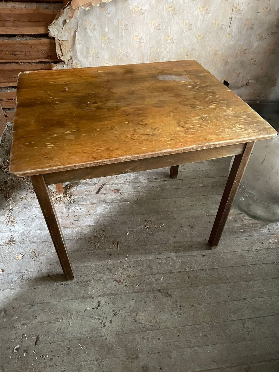 Vanha puupöytä