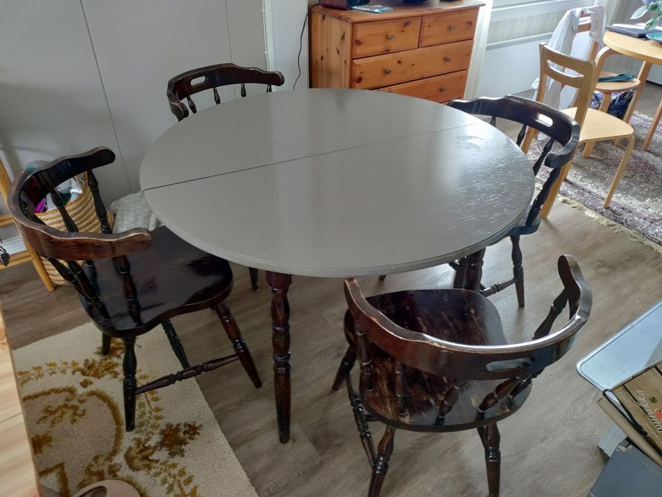 pyöreä pöytä ja neljä tuolia