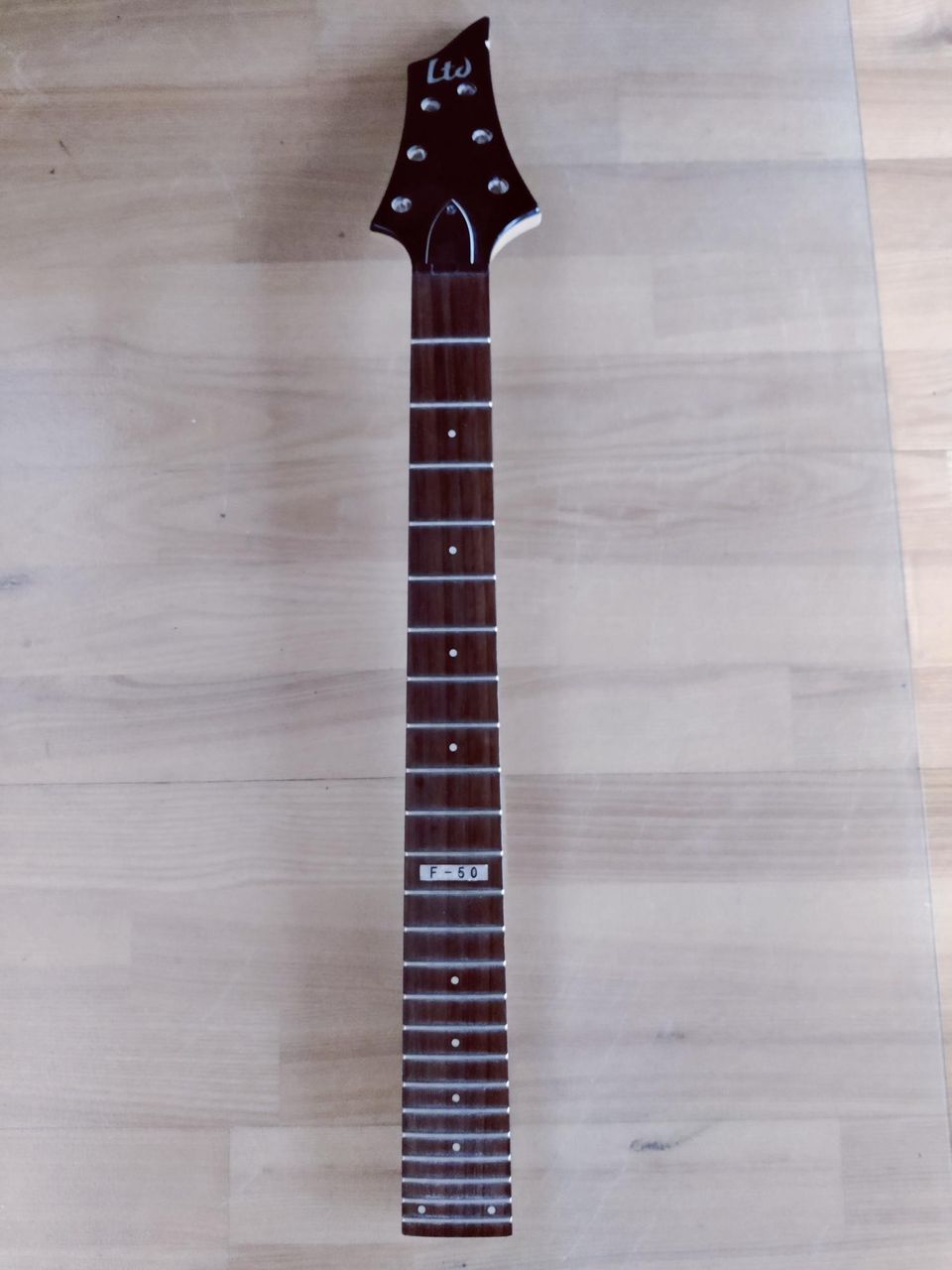 ESP LTD F-50 kitaran kaula