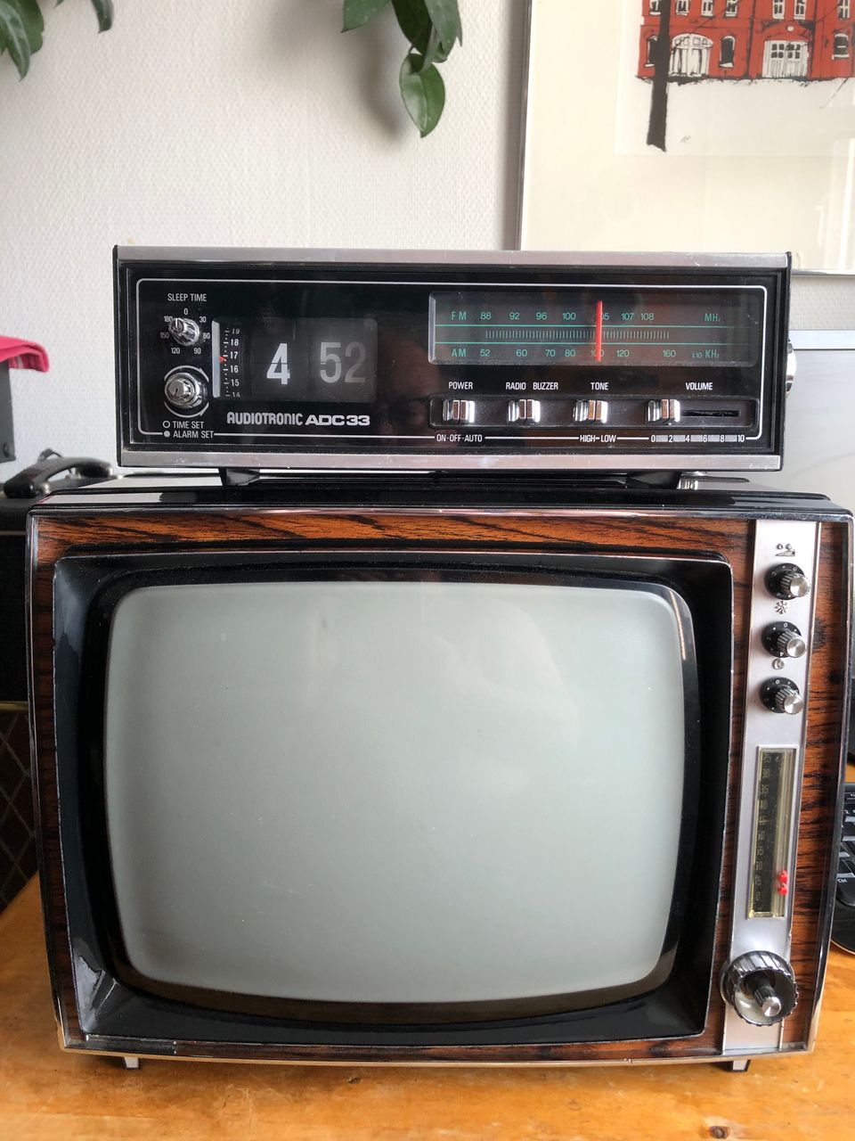 Myydään yhdessä toimimattomat 60-70 lukujen matka TV ja kelloradio.