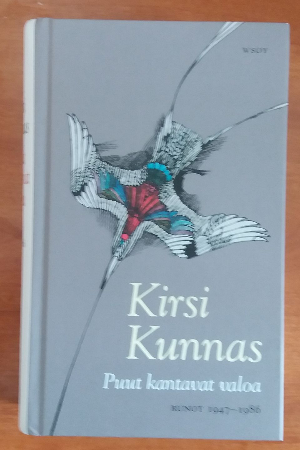 Kirsi Kunnas PUUT KANTAVAT VALOA runot 1947-1986 ja suomennoksia