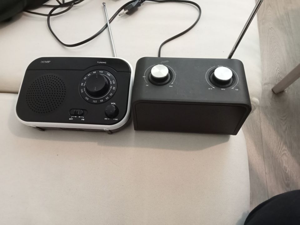 Kaksi toimivaa radiota