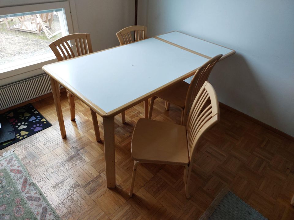 Ruokapöytä ja 5 tuolia