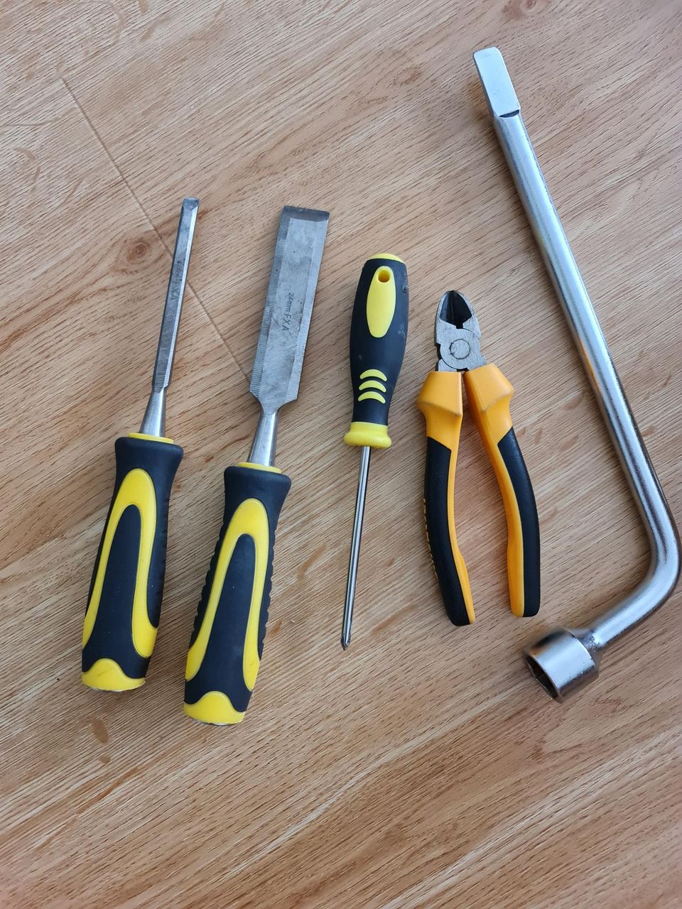 Työkaluja 10 ЕUR molemmat