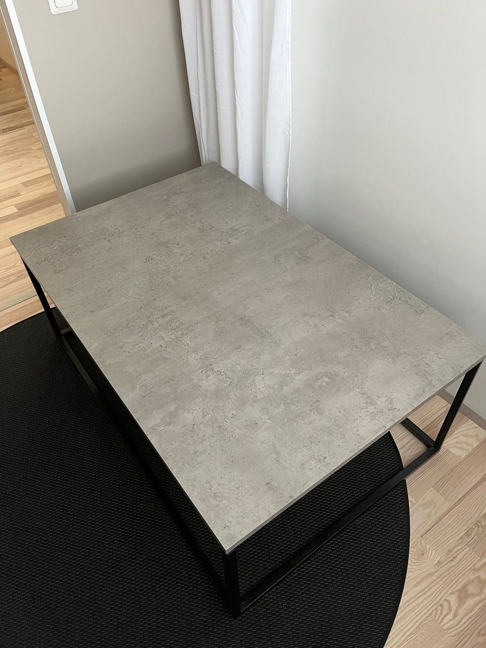 Sohvapöytä DOKKEDAL 75×115 betoninvärinen
