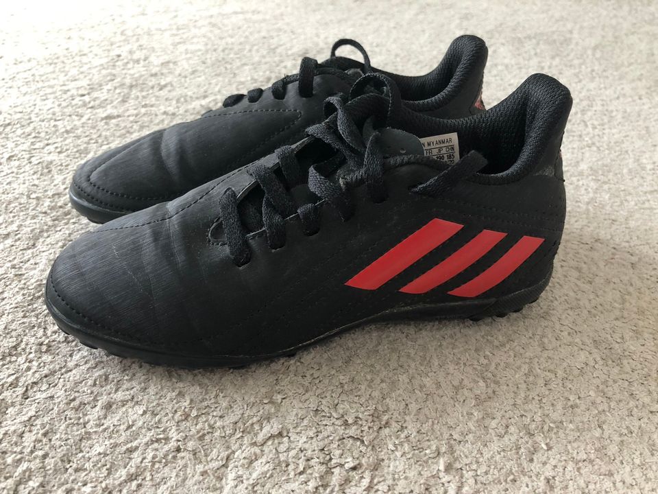 Adidas nappikset/tekonurmikengät koko 31