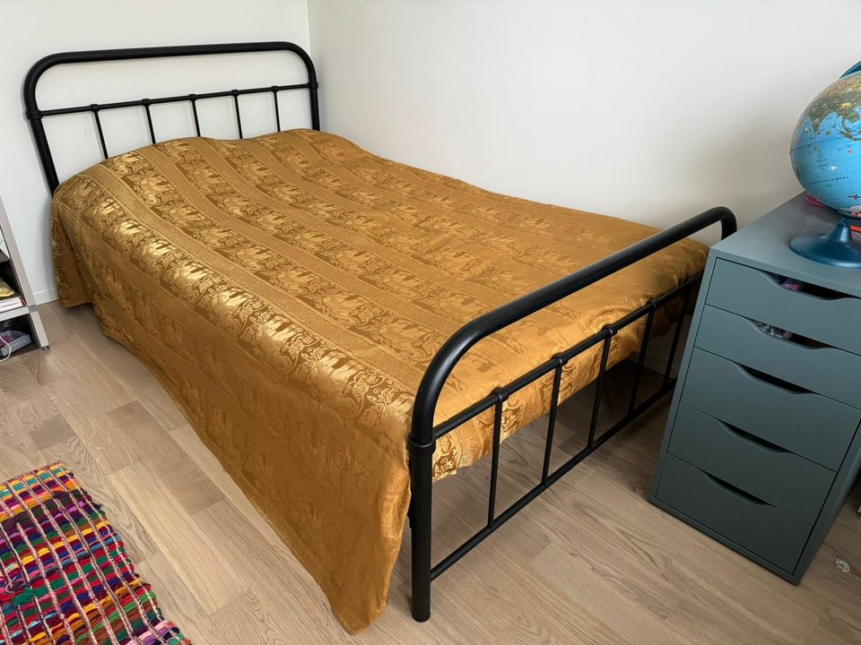 Musta metallirunkoinen sänky + patja 120x200cm