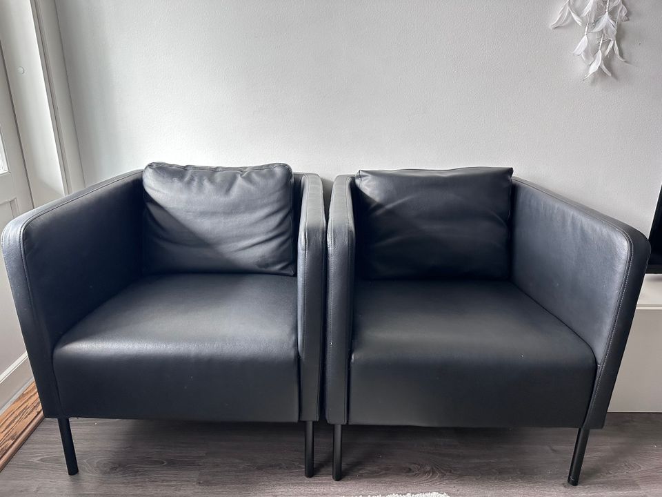 2 kpl mustat nojatuolit Ikean sohva