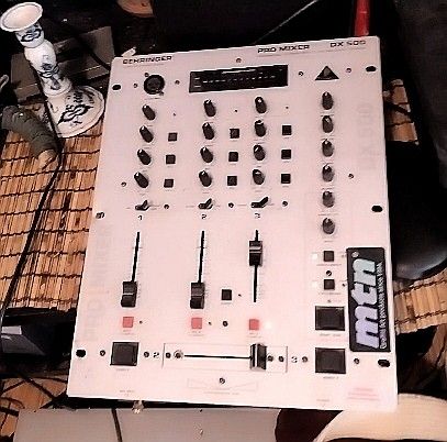 Behringer pro mixer dx500 Harvinainen, Sisään rakennettu sampleri