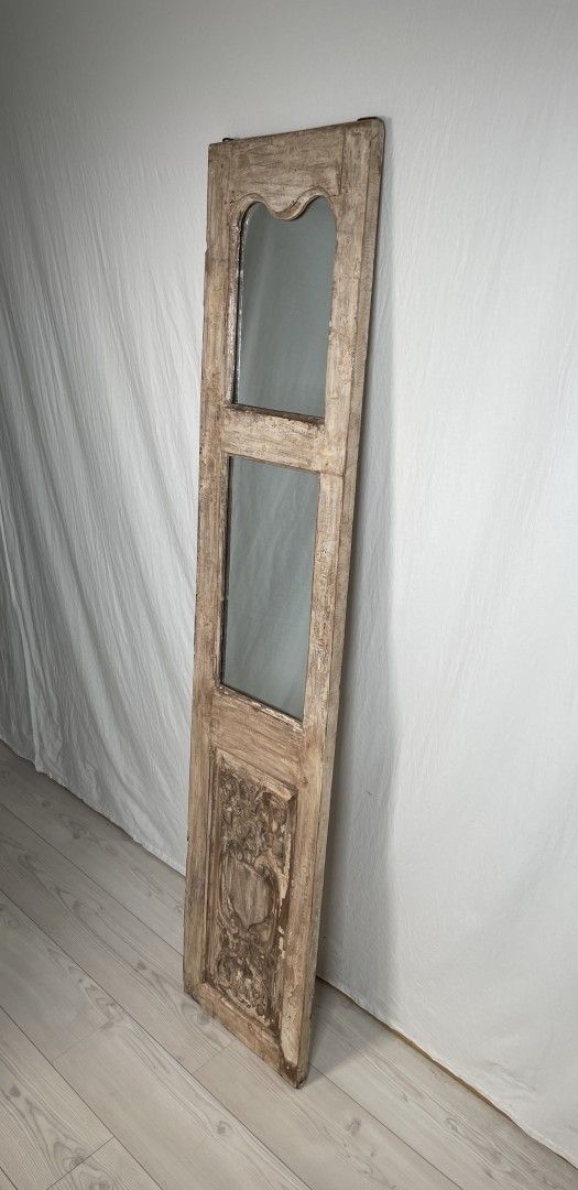 Vanhasta ovesta tehty peili