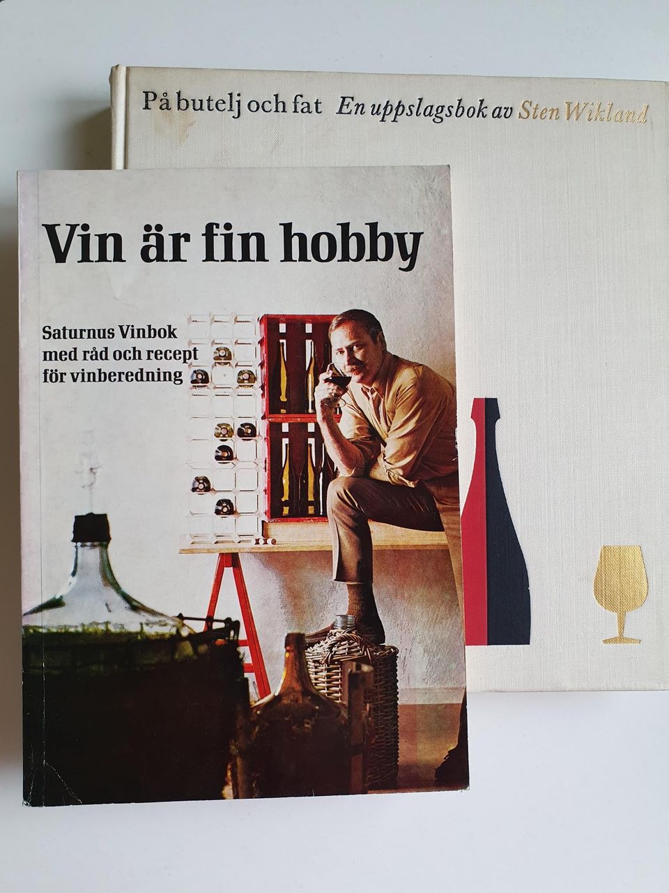 2 ruotsinkielistä viinikirjaa