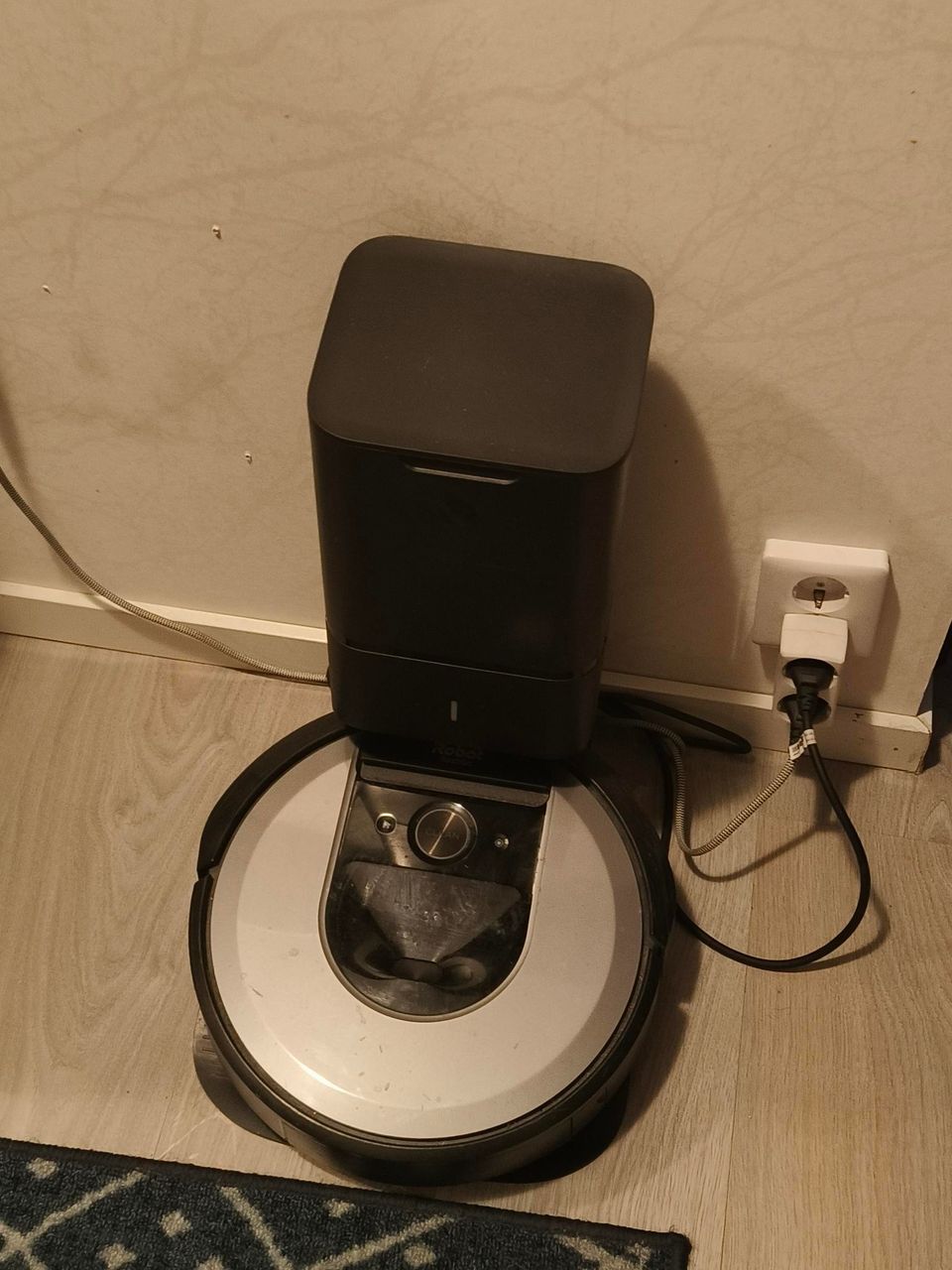 Irobot roomba i7 + tyhjennystelakka