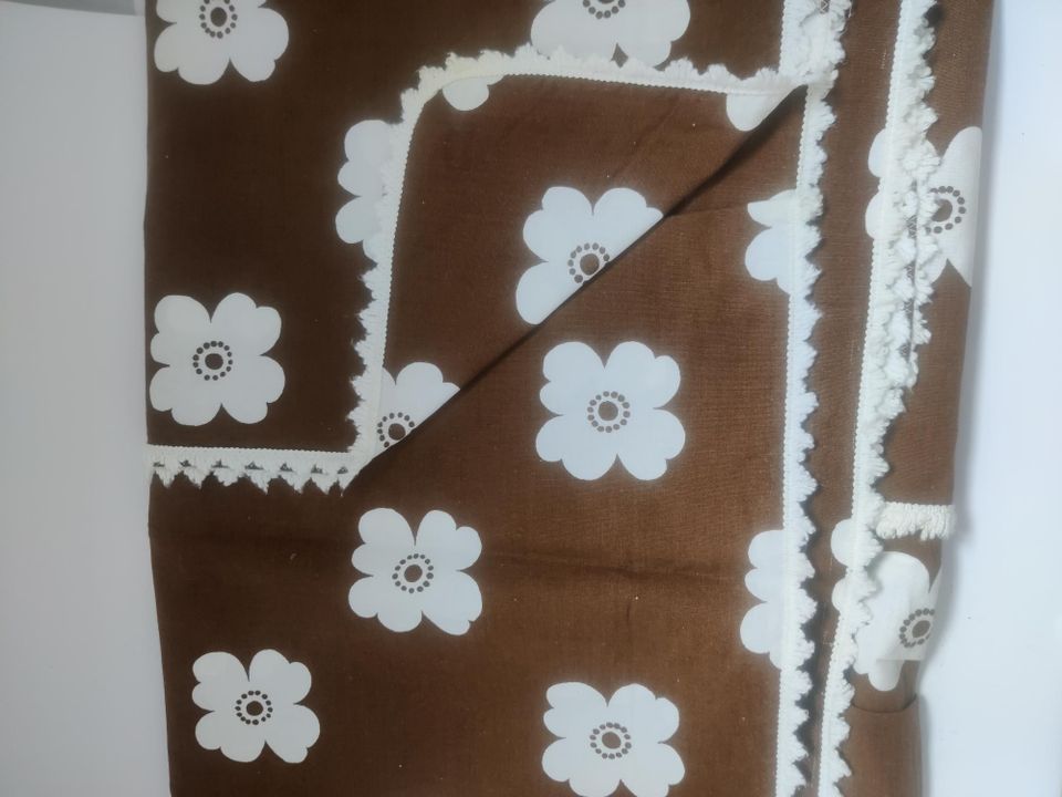 Retro-liina, ruskea, jossa valkoiset kukat (135cm)