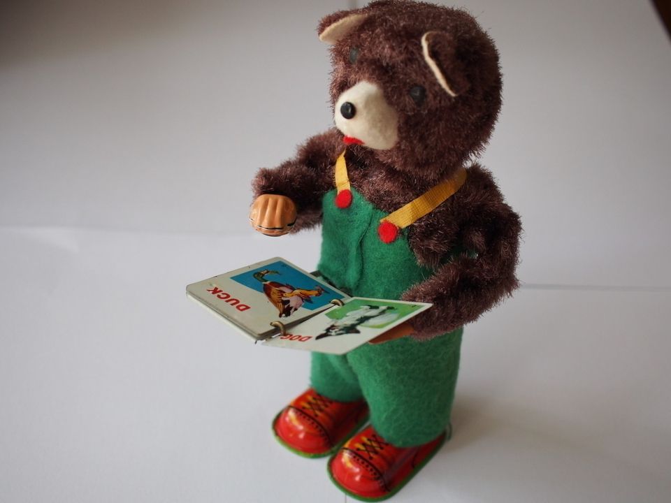 Cubby reading Bear,lukeva karhulelu 50 luvulta.