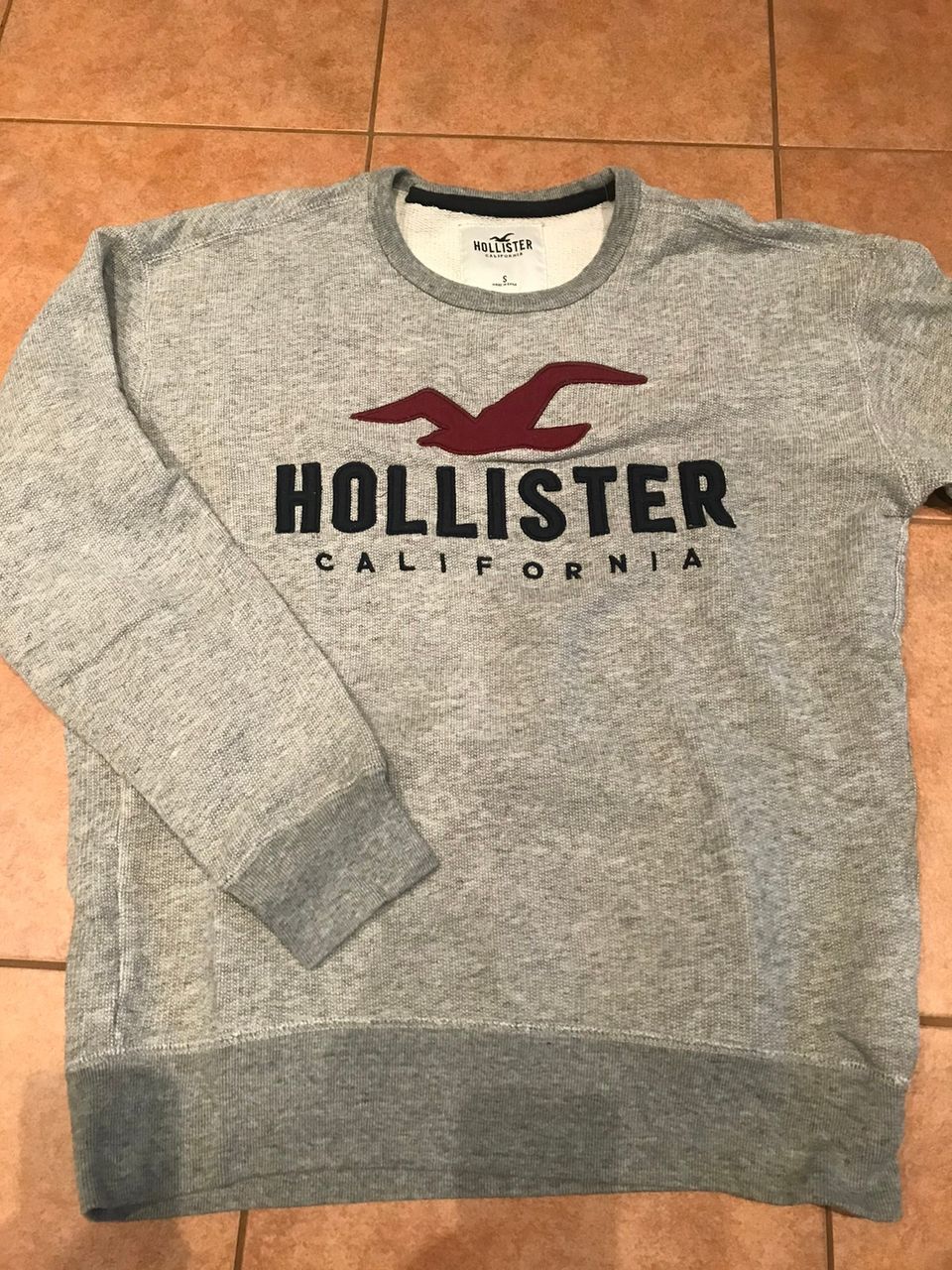 Hollister-pusero, koko S