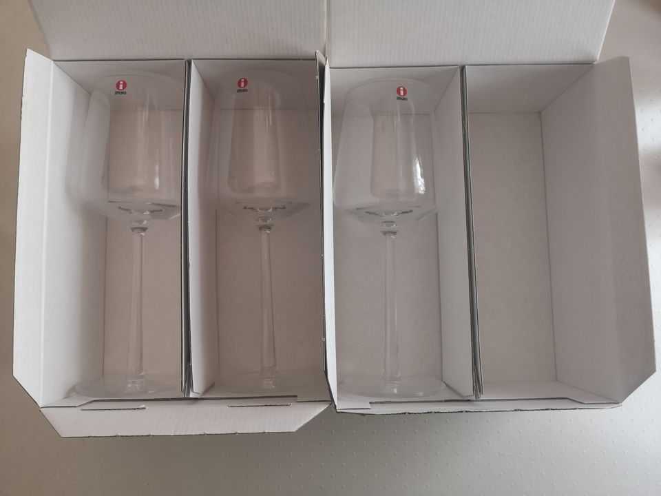 Iittala Essence punaviinilasi tarroilla, myyntipakkauksessa. Tarjolla 3 lasia.