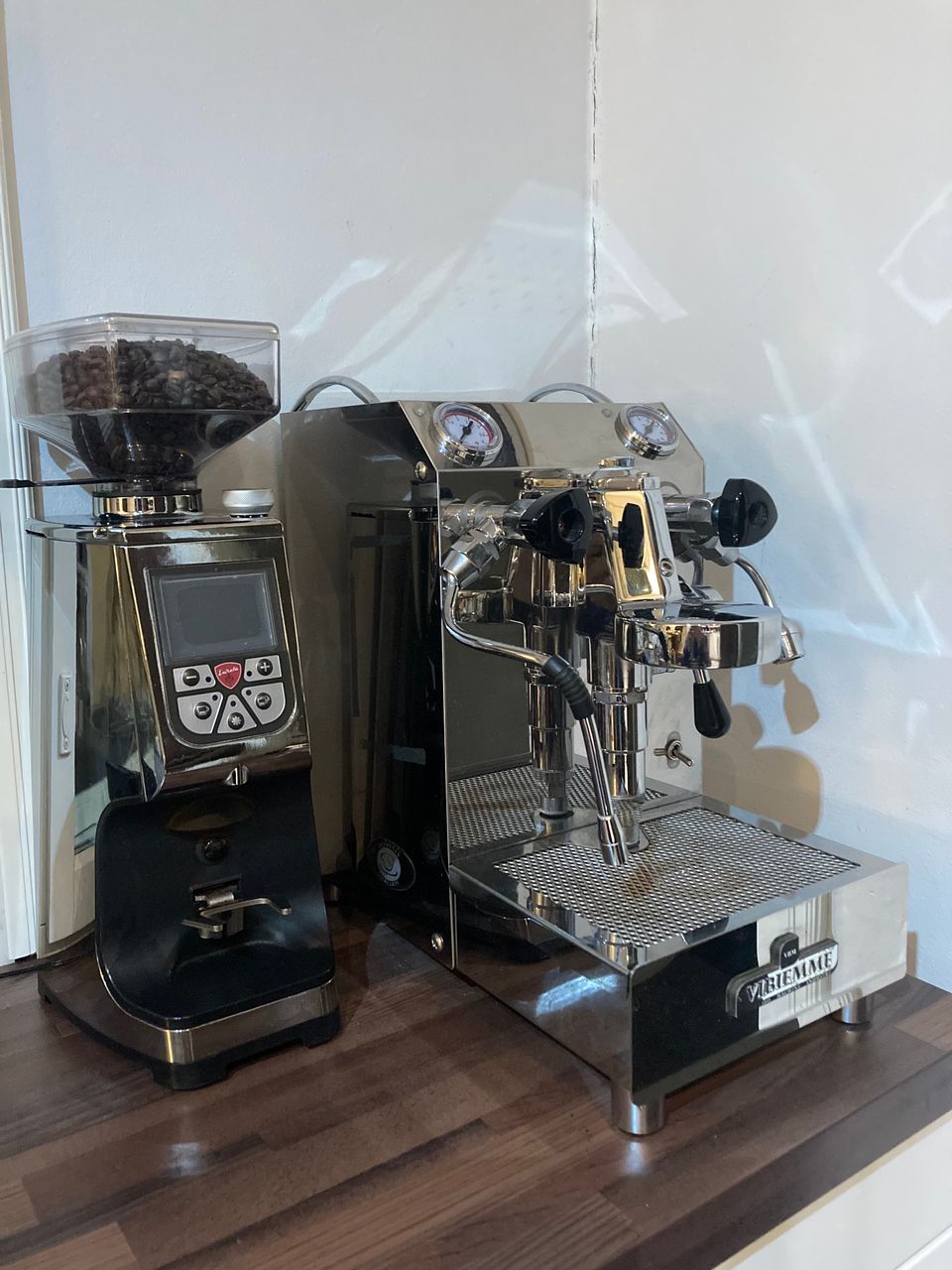 VBM Domobar Junior Hx -espressokone ja Eureka Atom