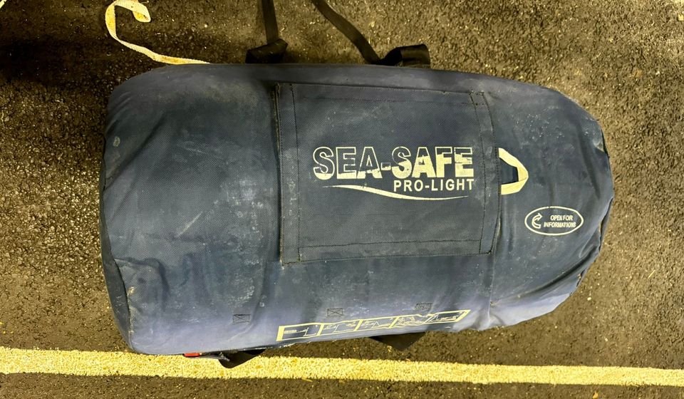 Sea Safe Pro Light 8 hengen pelastuslautta, kassimallinen.