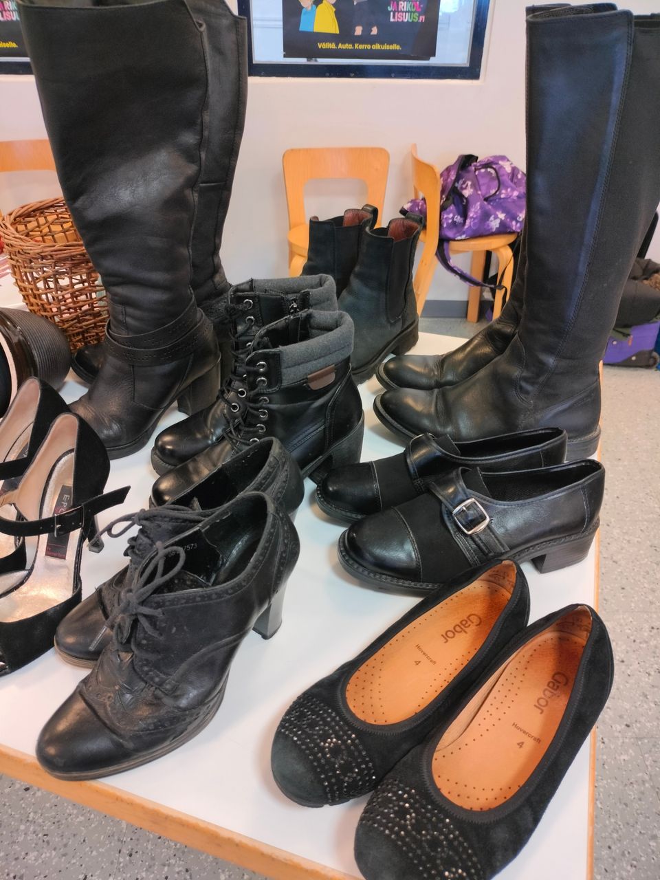 Mustat kengät, useita erilaisia, koko 36